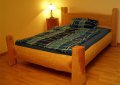 Gemütliches Bett aus Stammholz